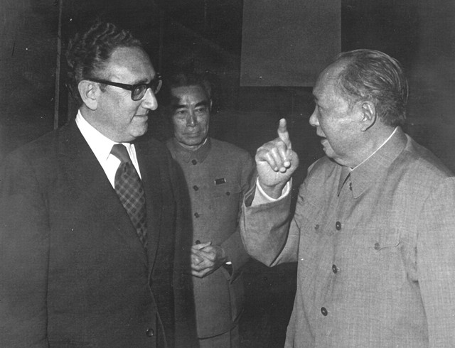 
Từ trái qua: Henry Kissinger, Chu Ân Lai, Mao Trạch Đông
