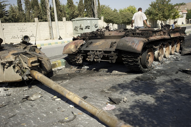 
Một chiếc xe tăng T-72 của Syria bị bắn tung tháp pháo.
