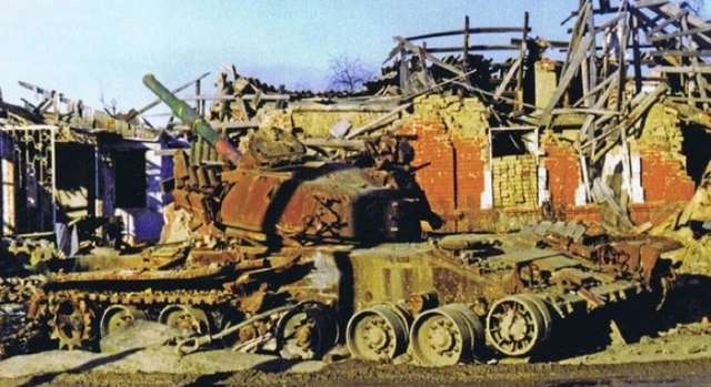 
Xác một chiếc xe tăng T-80 của Nga tại Grozny.
