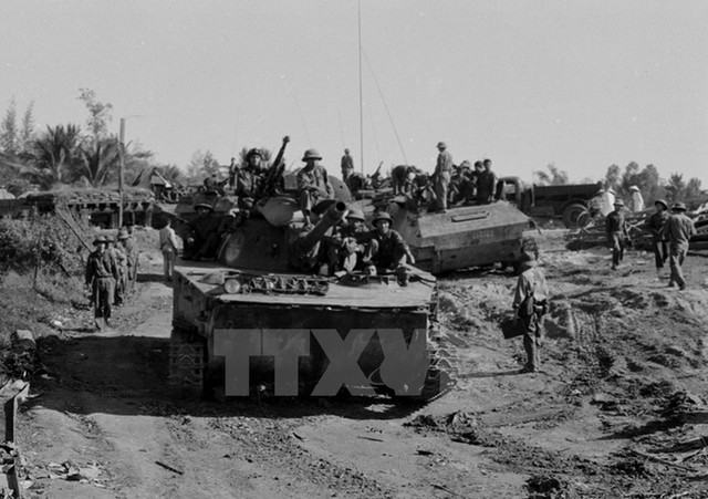 
Pháo binh và xe tăng quân Giải phóng trên đường hành quân vào giải phóng Quy Nhơn. Ảnh: TTXVN.
