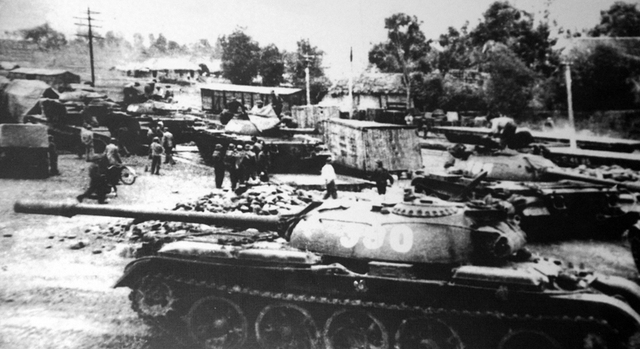 
Tháng 12/1971, xe tăng 390 hành quân từ Vĩnh Phúc, vượt Trường Sơn vào chiến đấu tại chiến trường Trị Thiên khốc liệt.
