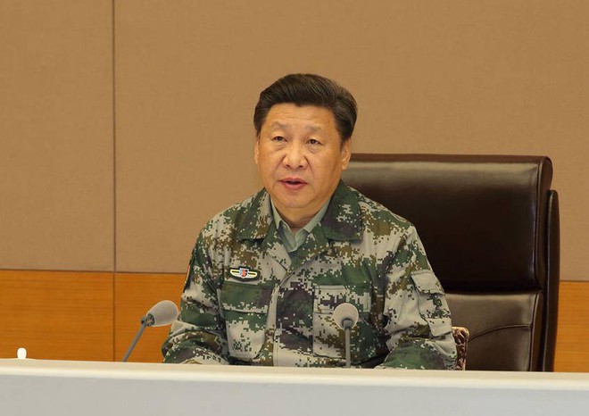 
Ông Tập Cận Bình lần đầu xuất hiện với chức danh Tổng chỉ huy liên hợp quân ủy khi đến thăm Trung tâm chỉ huy tác chiến liên hợp quân ủy Trung Quốc hôm 20/4. (Ảnh: Guancha.cn)
