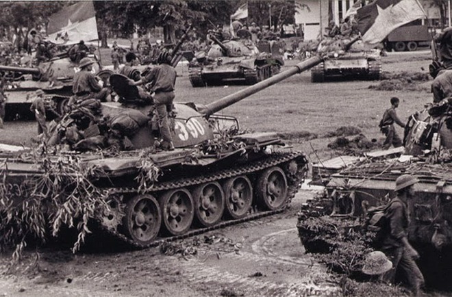 
Xe tăng Lữ đoàn 203 chiếm lĩnh Dinh Độc Lập trưa 30/04/1975.
