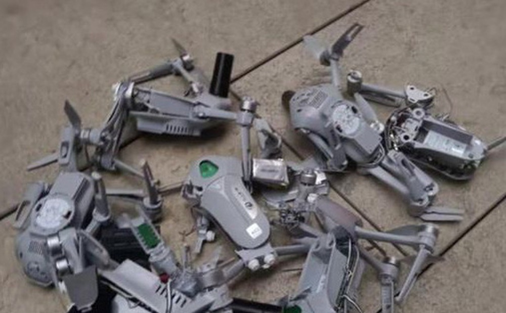 Cả trăm chiếc drone đâm vào tòa nhà khi đang biểu diễn, dân mạng lại nghi ngờ 'Made in China'
