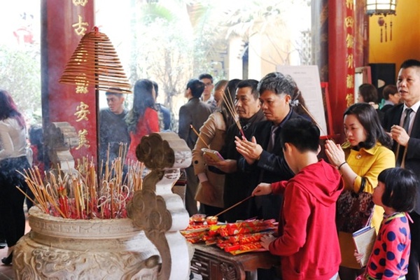 Chắp tay lòng thành kính cầu mong về một năm mới sang đầy an lành và may mắn