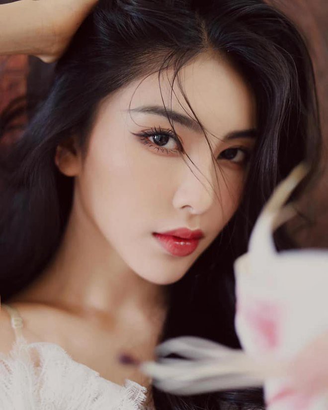 Hot girl Linh Trương náo loạn cõi mạng 22 tuổi đã có núi đồ hiệu style sang chảnh miễn chê