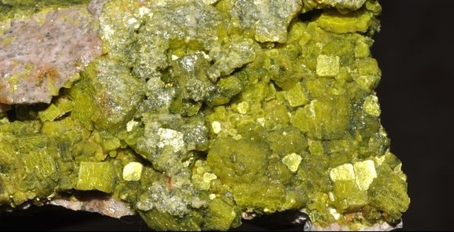 1-mot-mieng-quang-uranium-anh-wikipedia-1438962736032-93-0-399-599-crop-1438962772115.jpg