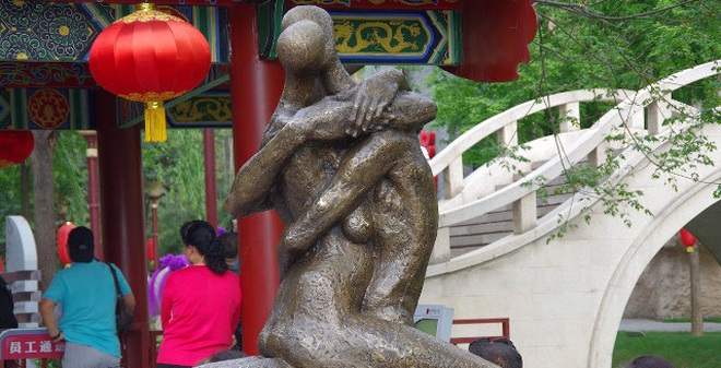 Những bức tượng khiến bất cứ ai nhìn thấy cũng thẹn thùng xấu hổ