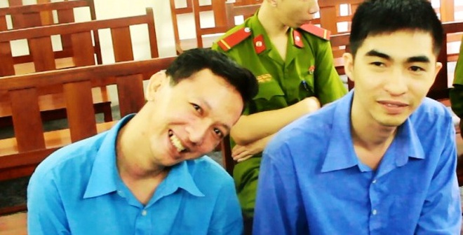 Tạo dáng trước ống kính tại tòa vì tội giết người Pháp Luật