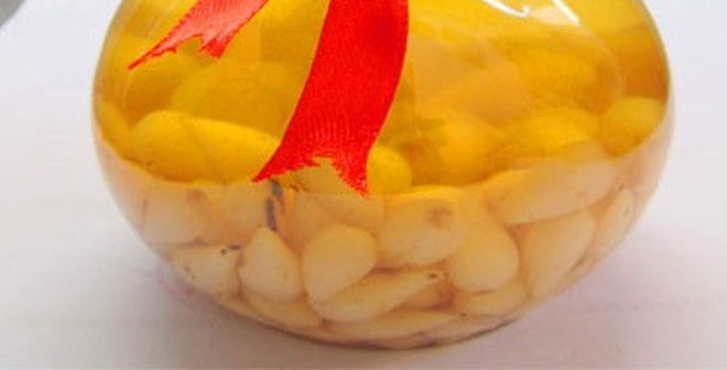 1 ruou toi d06d1 1391761404942 1473932232641 307 49 500 428 crop 1473932335216 Rượu tỏi : Bài thuốc tuyệt vời được tổ chức y tế thế giới khuyên dùng trọn đời