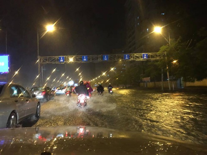 Mưa bão kinh hoàng ở nội thành Hà Nội - Ảnh 4.