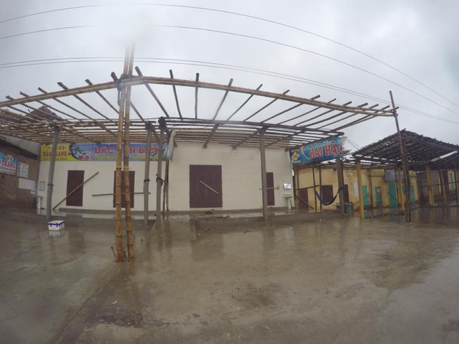 [CẬP NHẬT] Bão Thần Sấm chưa vào, cây đổ đè nát xế hộp ở Hà Nội - Ảnh 3.