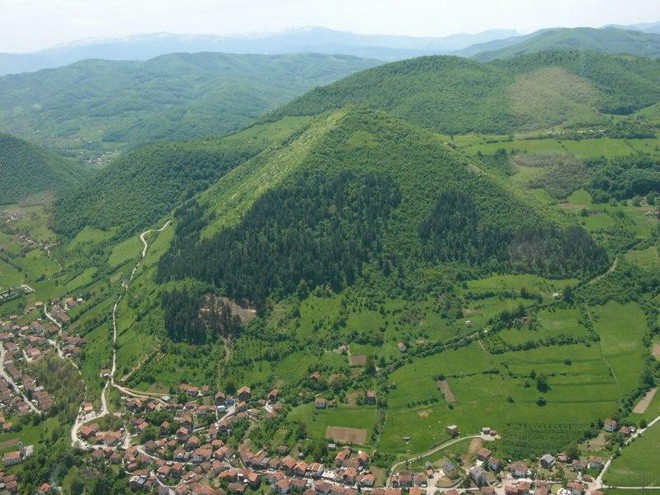 Phát hiện thung lũng kim tự tháp khổng lồ ở Bosnia - Ảnh 2.