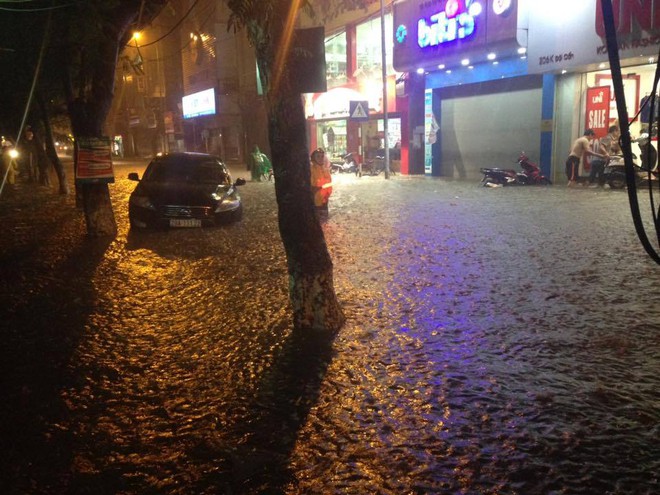 Mưa bão kinh hoàng ở nội thành Hà Nội - Ảnh 2.