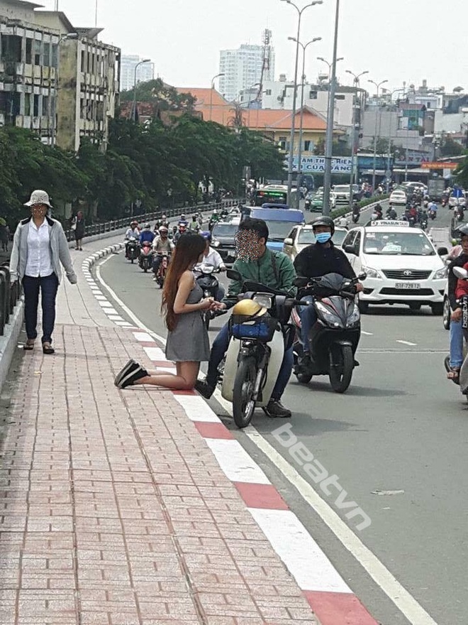 Cô gái quỳ gối xin lỗi ngay giữa phố khiến dân mạng nhức mắt - Ảnh 1. Cô gái quỳ gối xin lỗi ngay giữa phố khiến dân mạng nhức mắt - Ảnh 1.