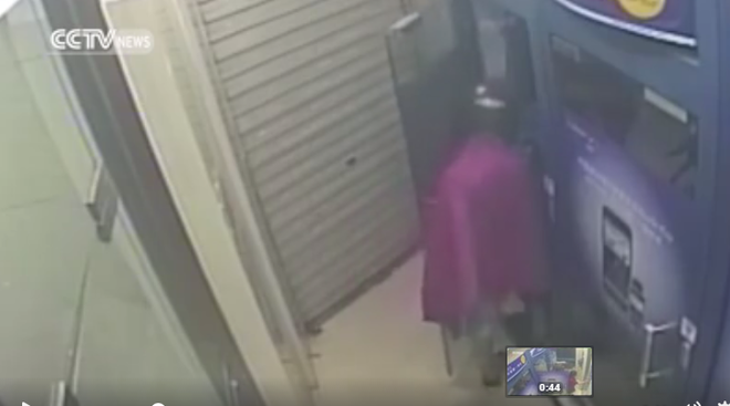 Cô gái trẻ hồn vía lên mây khi bị cướp xồ vào uy hiếp tại cây ATM - Ảnh 3.