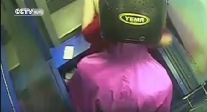 Cô gái trẻ hồn vía lên mây khi bị cướp xồ vào uy hiếp tại cây ATM - Ảnh 5.