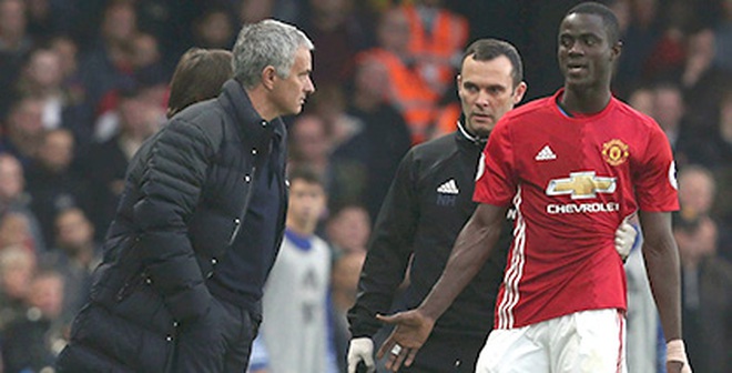 Hàng thủ Man United: Chẳng nhẽ để Pogba đá trung vệ?