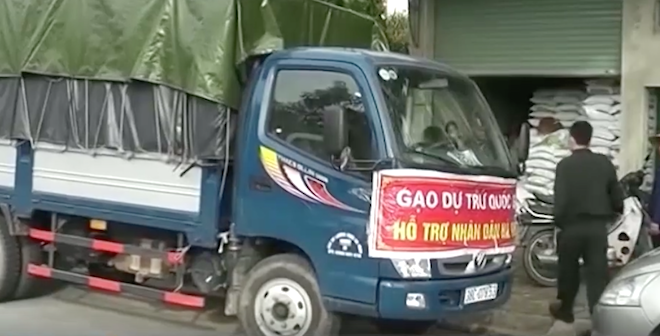 Chiếc xe tải chở gạo của Công ty Lương thực Hà Tĩnh nhưng đeo băng rôn hàng cứu trợ giả.