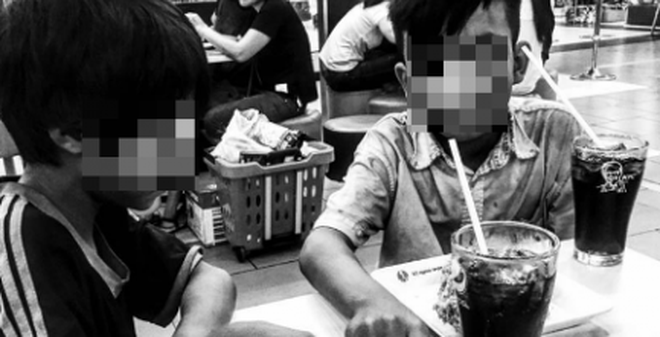 Hai bé ăn xin gầy gò và hành động không ngờ của thực khách ở quán gà