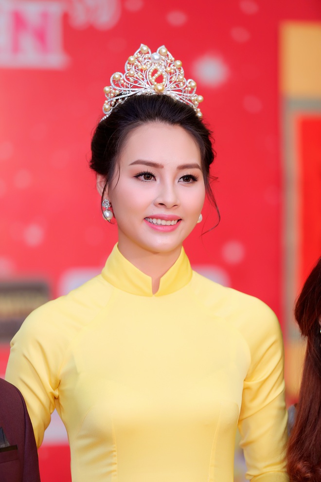 Hoa hậu Biển Thùy Trang xuất hiện xinh đẹp với áo dài truyền thống - Ảnh 2.