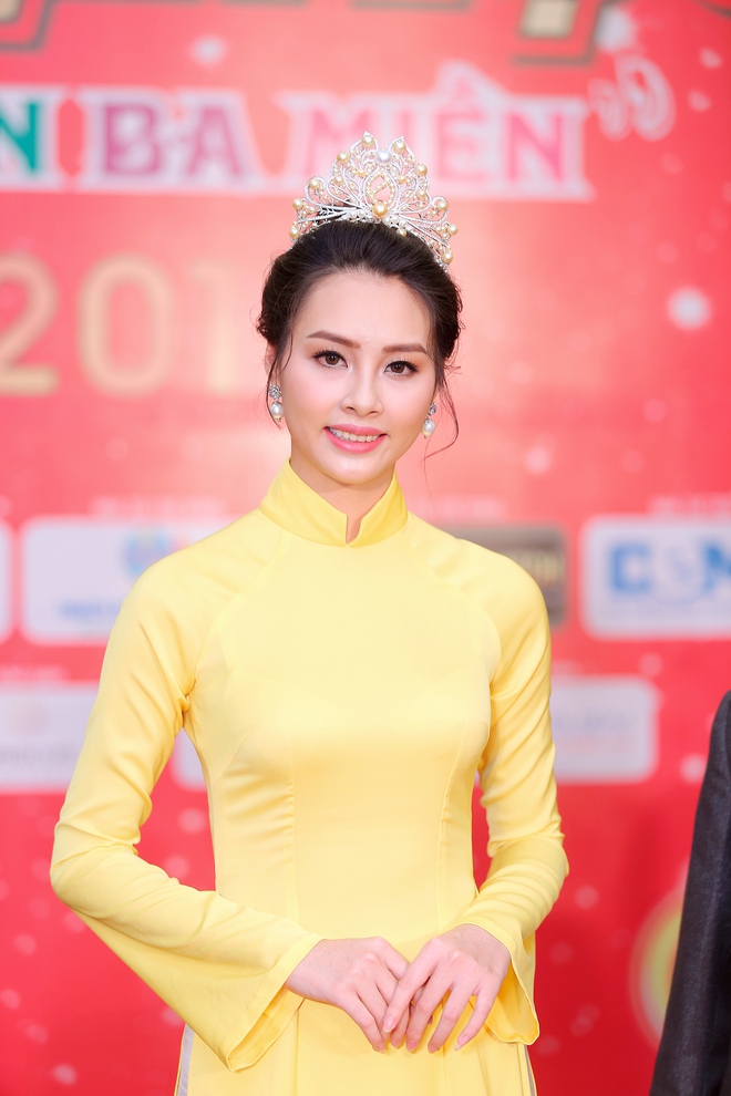 Hoa hậu Biển Thùy Trang xuất hiện xinh đẹp với áo dài truyền thống - Ảnh 3.