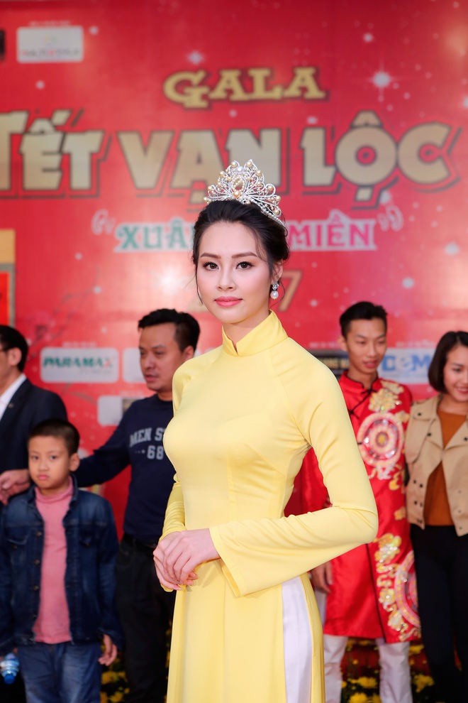 Hoa hậu Biển Thùy Trang xuất hiện xinh đẹp với áo dài truyền thống - Ảnh 1.