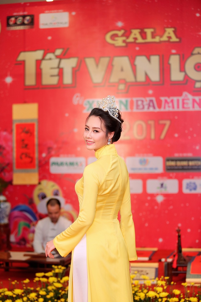Hoa hậu Biển Thùy Trang xuất hiện xinh đẹp với áo dài truyền thống - Ảnh 7.