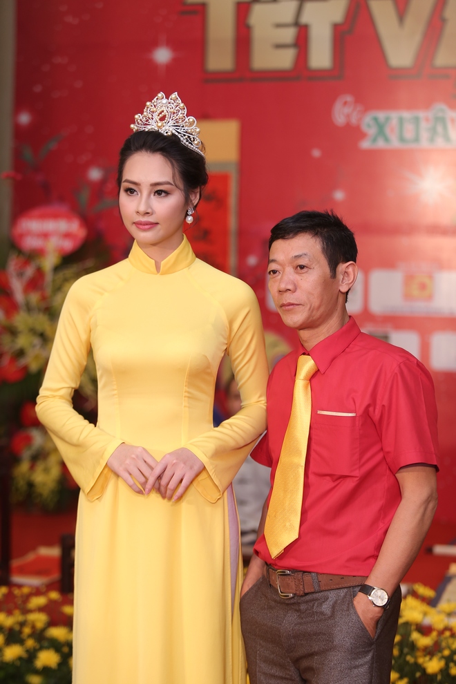 Hoa hậu Biển Thùy Trang xuất hiện xinh đẹp với áo dài truyền thống - Ảnh 10.