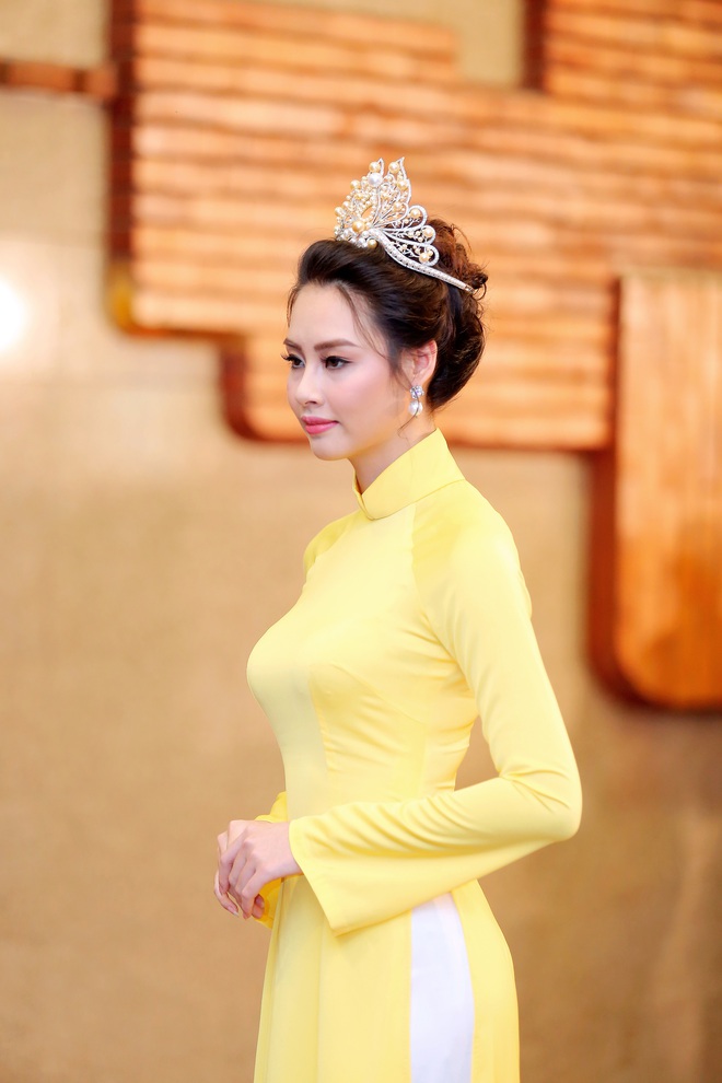 Hoa hậu Biển Thùy Trang xuất hiện xinh đẹp với áo dài truyền thống - Ảnh 4.