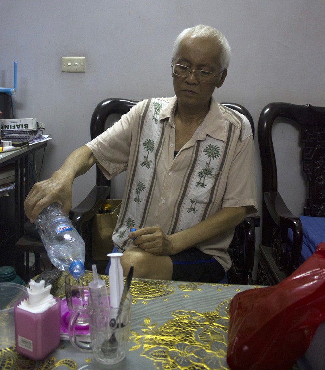 NSƯT Duy Thanh khi bị viện trả về: Sút 20 kg, tóc bạc trắng, phải bơm thức ăn nước uống - Ảnh 1.