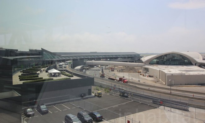 Trang trại đầu tiên trên thế giới trồng rau sạch trong sân bay - Ảnh 3.