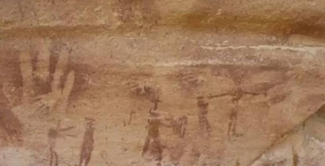 Dấu tay 8000 năm tuổi trên hang động Ai Cập không phải của người!