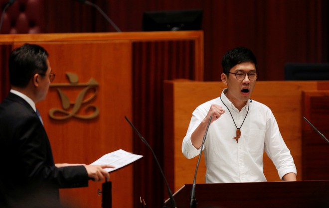 Nghị sĩ Hong Kong nổi giận, chửi Trung Quốc tại lễ tuyên thệ - Ảnh 1.