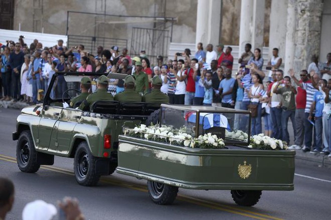 [ẢNH] Tro cốt Fidel Castro bắt đầu hành trình 900km trở về cái nôi của cách mạng Cuba - Ảnh 3.