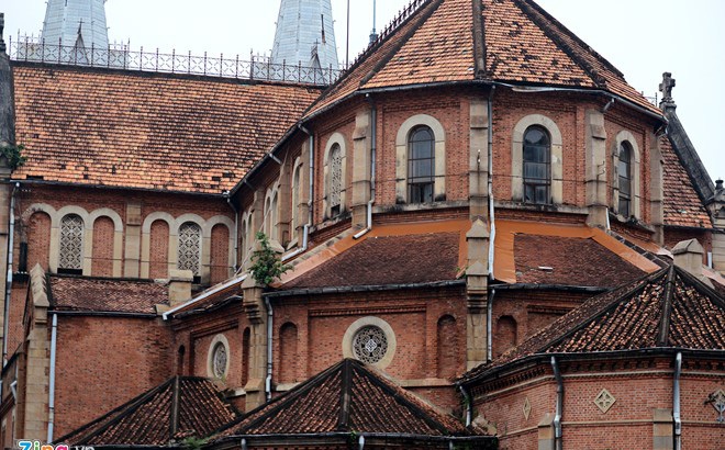 Mái ngói hư hỏng nặng, nhà thờ Đức Bà Sài Gòn 'kêu cứu'