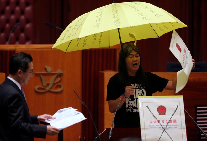 Nghị sĩ Hong Kong nổi giận, chửi Trung Quốc tại lễ tuyên thệ - Ảnh 4.