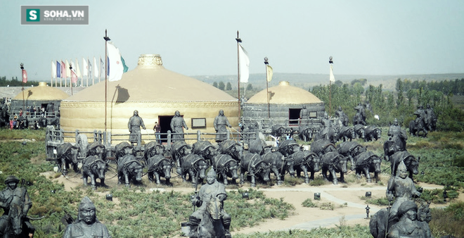 Thành Cát Tư Hãn và "gọng kìm" TQ đang dùng để kẹp chặt Mông Cổ