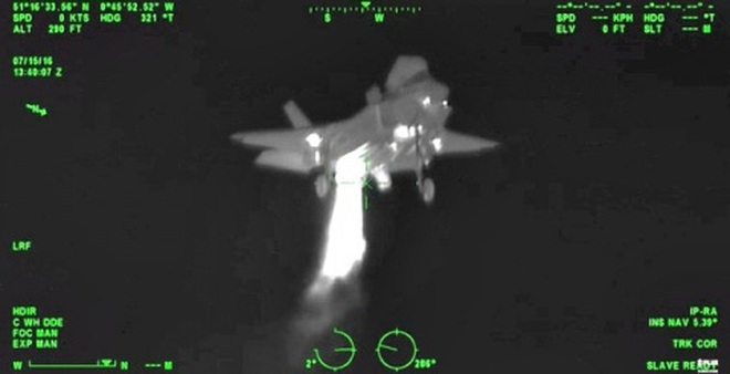 Cảnh tiêm kích F-35B hạ cánh thẳng đứng ghi lại từ camera ảnh nhiệt