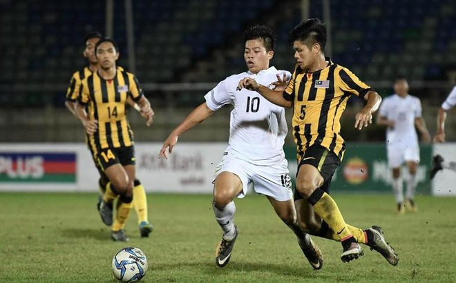 Giữa giờ giải lao, HLV Thái Lan dùng bí kíp đặc biệt giúp học trò đánh bại Malaysia
