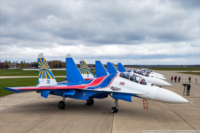 Phi đội tiêm kích đa năng Su-30SM mới tinh chuẩn bị đáp xuống sân bay Nội Bài? - Ảnh 2.