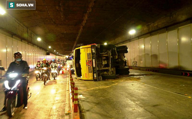 Hơn 3 giờ giải cứu xe tải chở đất lật trong hầm Thủ Thiêm