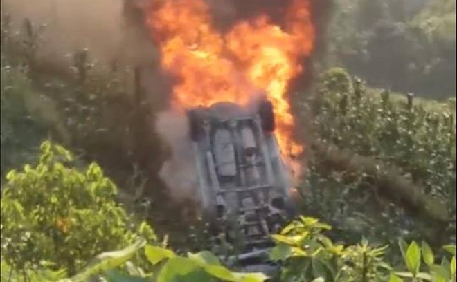 Lào Cai: Xe con lao xuống vực bốc cháy dữ dội