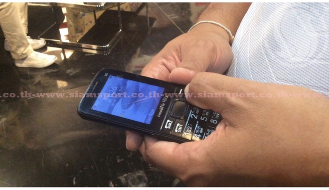 Vì sao HLV Thái Lan lại chỉ dùng điện thoại “cục gạch” ở SEA Games 29? - Ảnh 2.