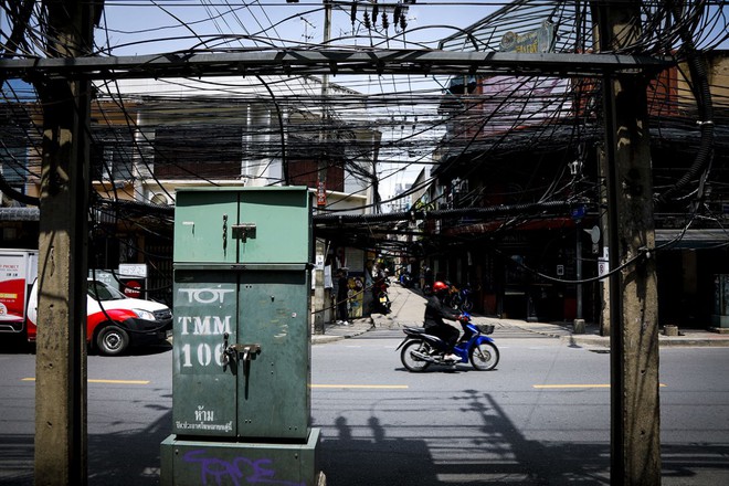 Kinh doanh - 24h qua ảnh: Dây điện chằng chịt như mạng nhện ở Bangkok (Hình 4).