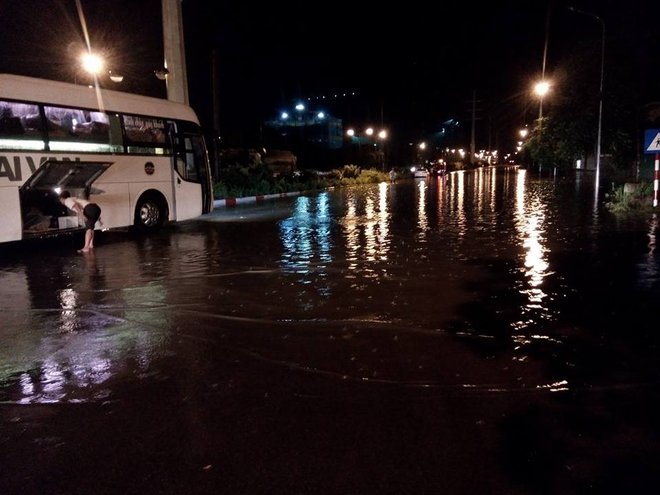 Hà Nội: Trước sân vận động Mỹ Đình biến thành ao sau mưa lớn - Ảnh 11.