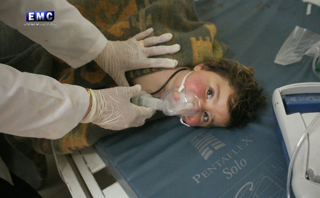 Thành phố Syria là nạn nhân của cuộc tấn công hóa học tiếp tục bị không kích