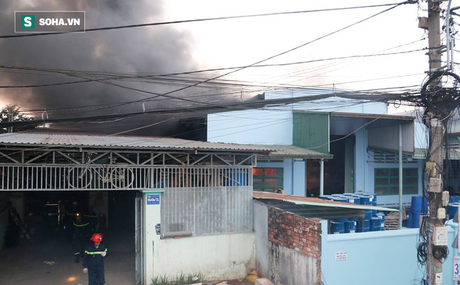 Cháy lớn kèm tiếng nổ tại công ty sơn Joton ở vùng ven Sài Gòn