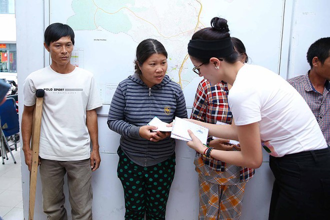 Trang Trần, Ngọc Thanh Tâm bán đồ hiệu, lấy tiền hỗ trợ dân nghèo sau bão Damrey - Ảnh 6.