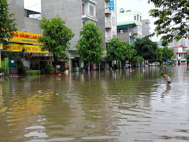 Hà Nội: Mưa lớn ảnh hưởng bão số 2, nhiều tuyến đường biến thành sông - Ảnh 20.